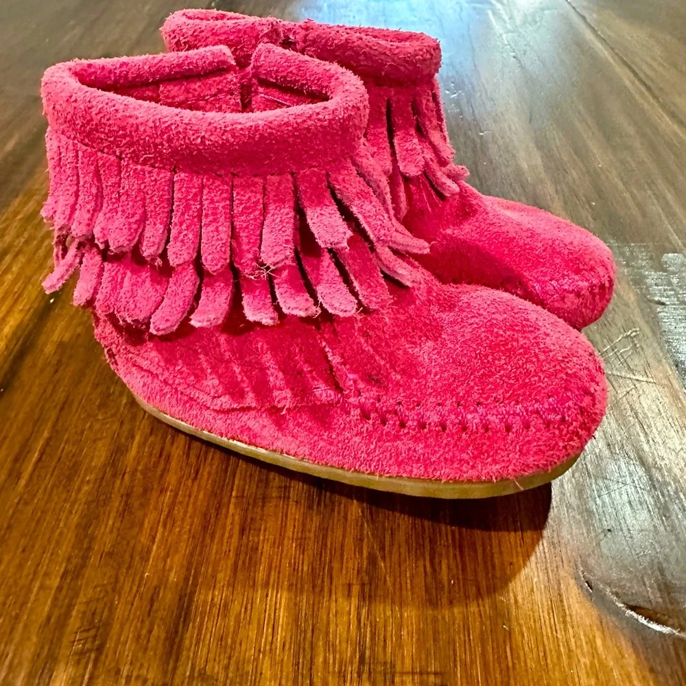 Minnetonka Super Cute Pink Suede boots Baby size 3